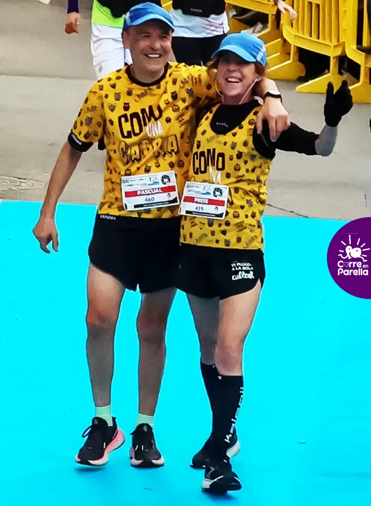 Parella participant i divertint-se en la Volta a peu a La Font d'En Carrós