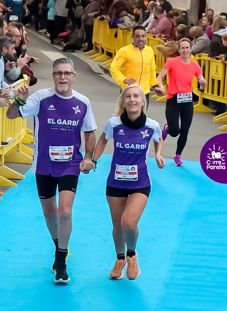 Parelles partcipant en La Volta a peu a la Font d'En Carrós